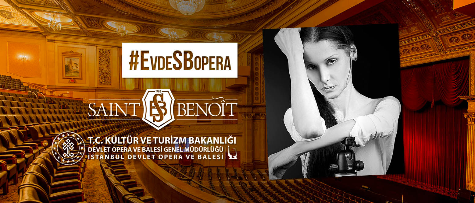 #EvdeSBOpera kapsamında düzenlenen etkinliğimizi duyuran, ve bir opera salonu fotoğrafından oluşan arkaplan üzerinde okulumuz ve T.C. Kültür ve Turizm Bakanlığı Devlet Opera ve Balesi Genel Müdürlüğü İstanbul Devlet Opera ve Balesi logoları ile katılımcı Ayşem Sunal'ın siyah beyaz bir portresi