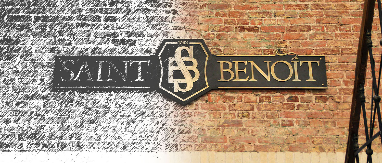 Saint Benoît Lisesi bina içi merdivenlerindeki okul logosu. Görsel siyah beyazdan renkliye geçiş yap!!Iyor.