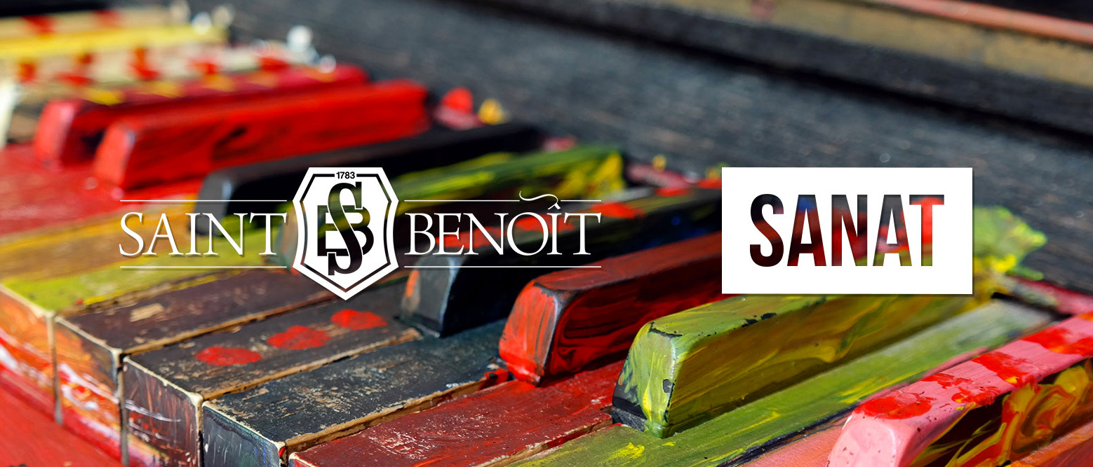 Tuşları farklı renklere boyanmış bir piyano klavyesi fotoğrafı üzerinde okulumuz logosu ve "Sanat" yazısı